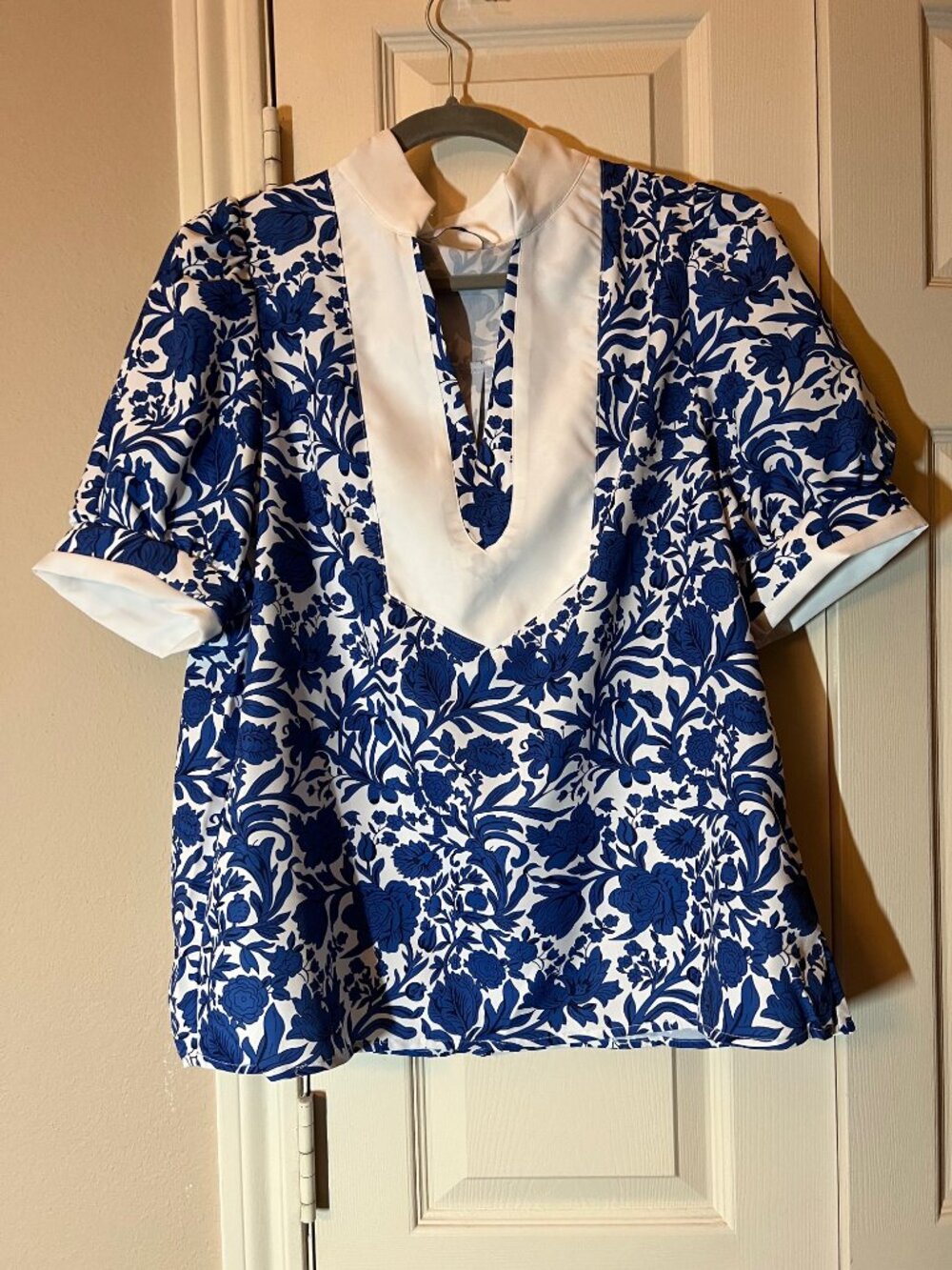 NEW Women’s Blue & White Floral Blouse High Neck Puff Sleeve Elegant Top Medium